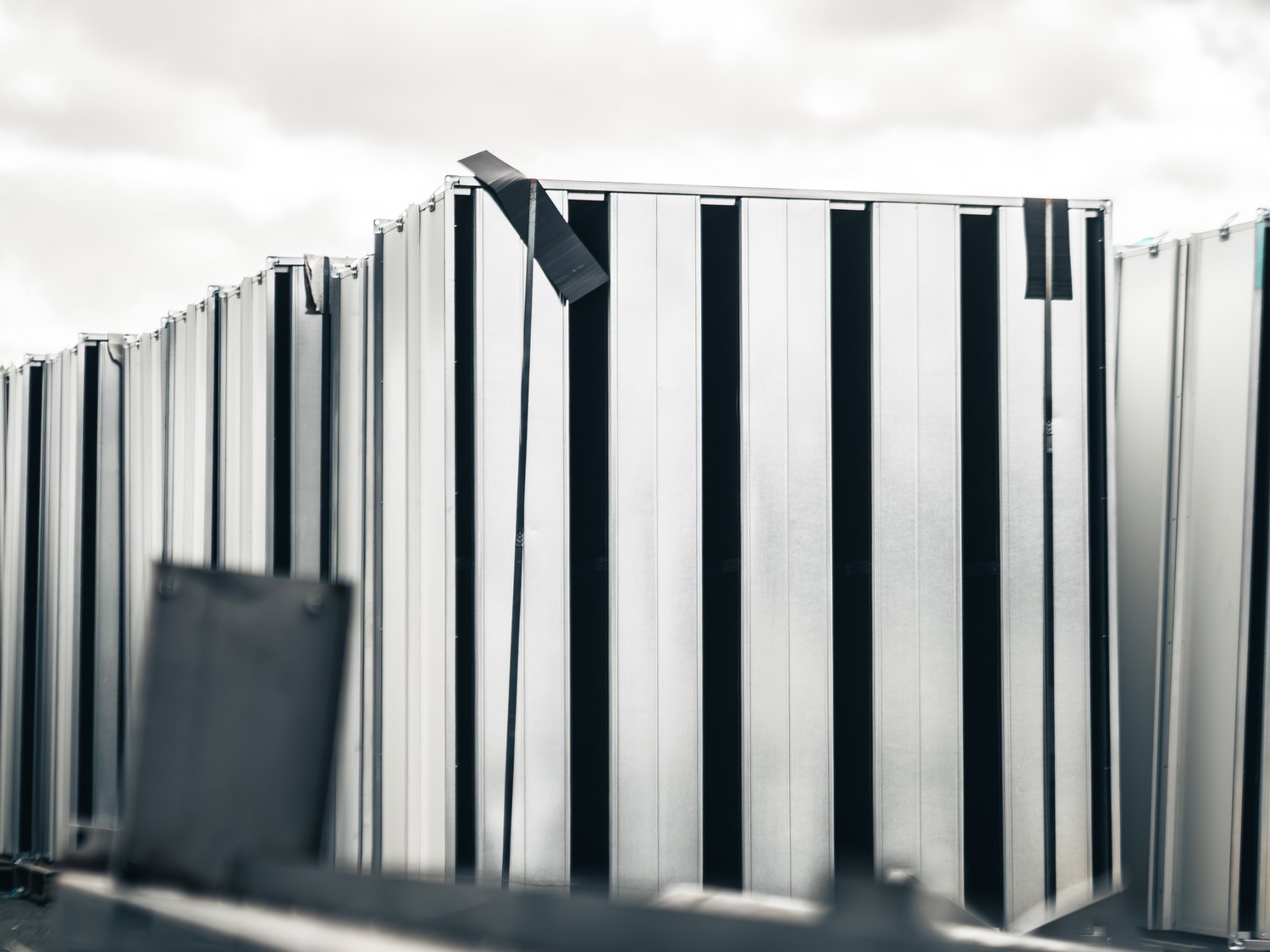 Banc de baffles acoustiques assemblé, vu de trois quarts.