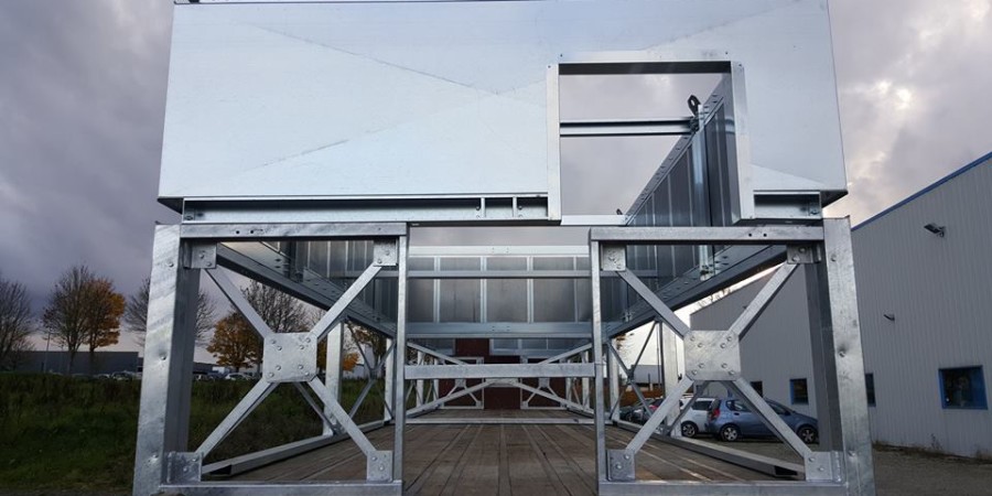 Coiffe acoustique posée en partie haute d'une installation extérieure.