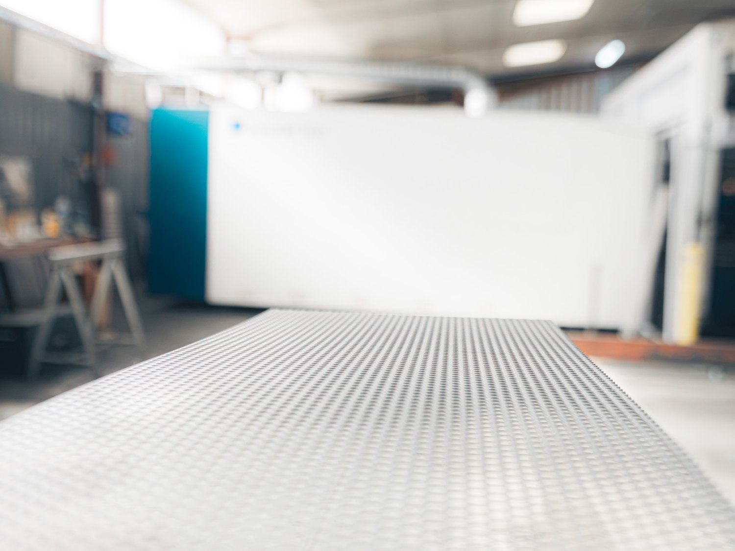 Grand panneau acoustique en sortie de plieuse, dans l’atelier de fabrication.