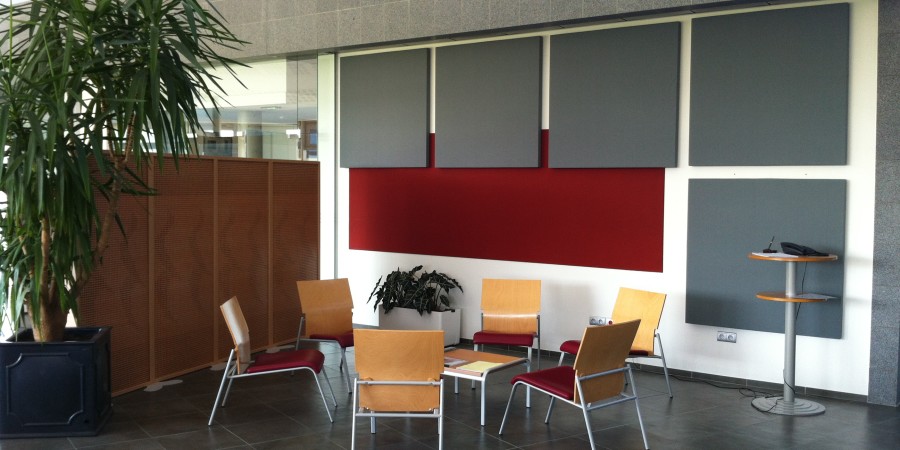 Panneaux absorbants dans un espace de bureaux.