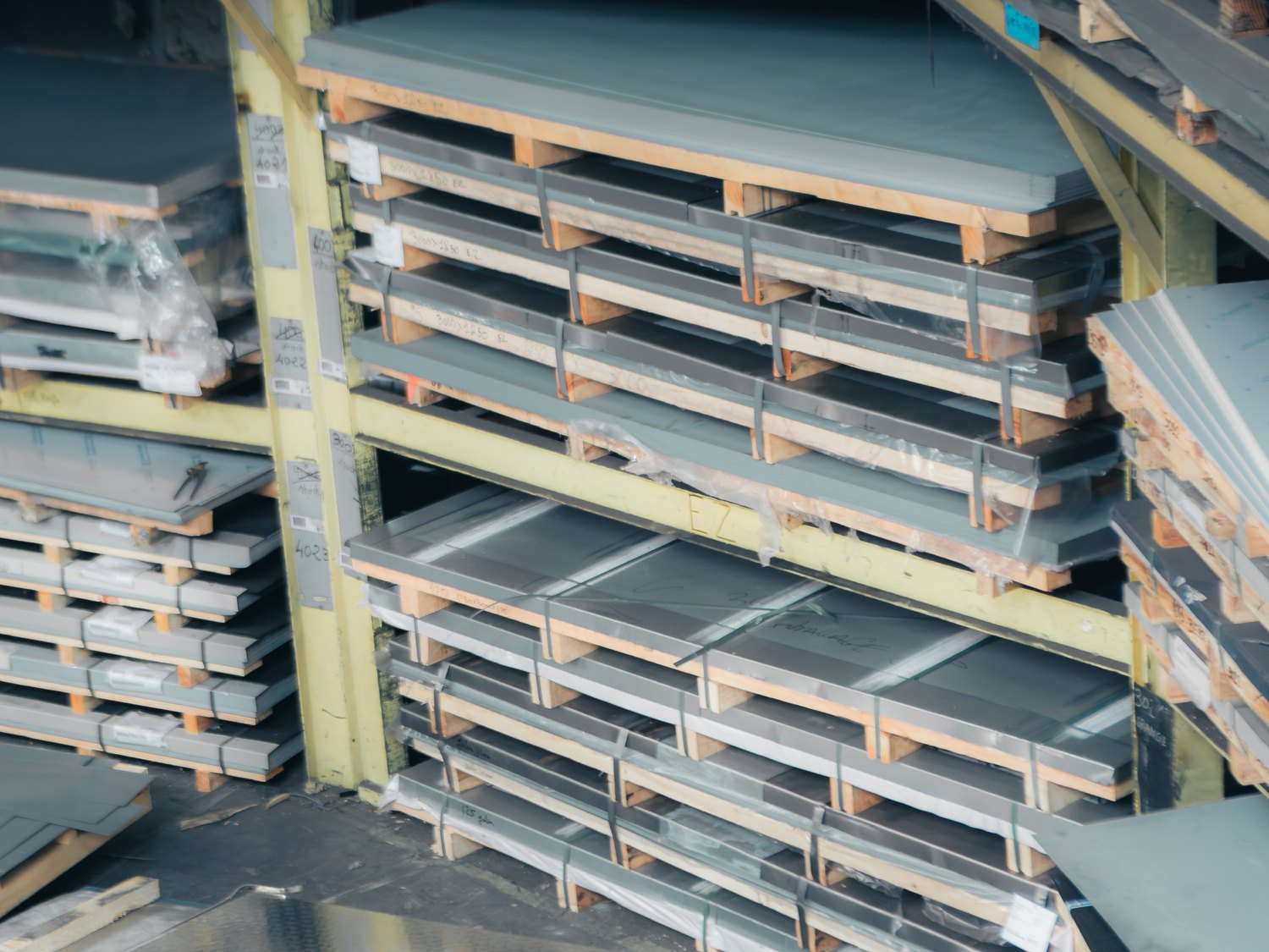 Rack de stockage des tôles et des panneaux, dans l'atelier.