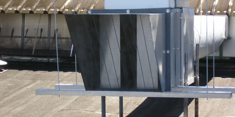Capotage acoustique installé sur un équipement extérieur, vue après travaux.