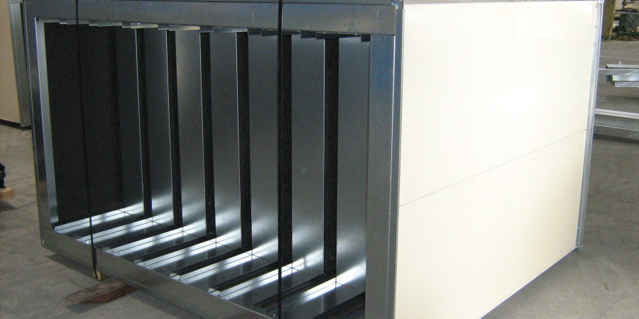Silencieux à baffles : caisson métallique équipé de lames absorbantes.